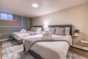 4 bedrooms, desk, iron/ironing board, travel crib - Hot Tub, Theater, Game Room, Stargazing Tent, Fire Pit, Near Denver and Boulder. (Westminster)