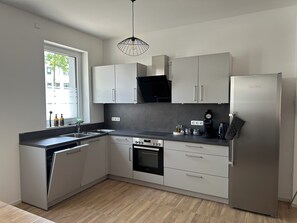 Kühlschrank, Ofen, Herdplatte, Geschirrspüler
