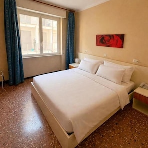 Double or Twin Room, Balcony | Peti besi dalam bilik, meja, Wi-fi percuma 