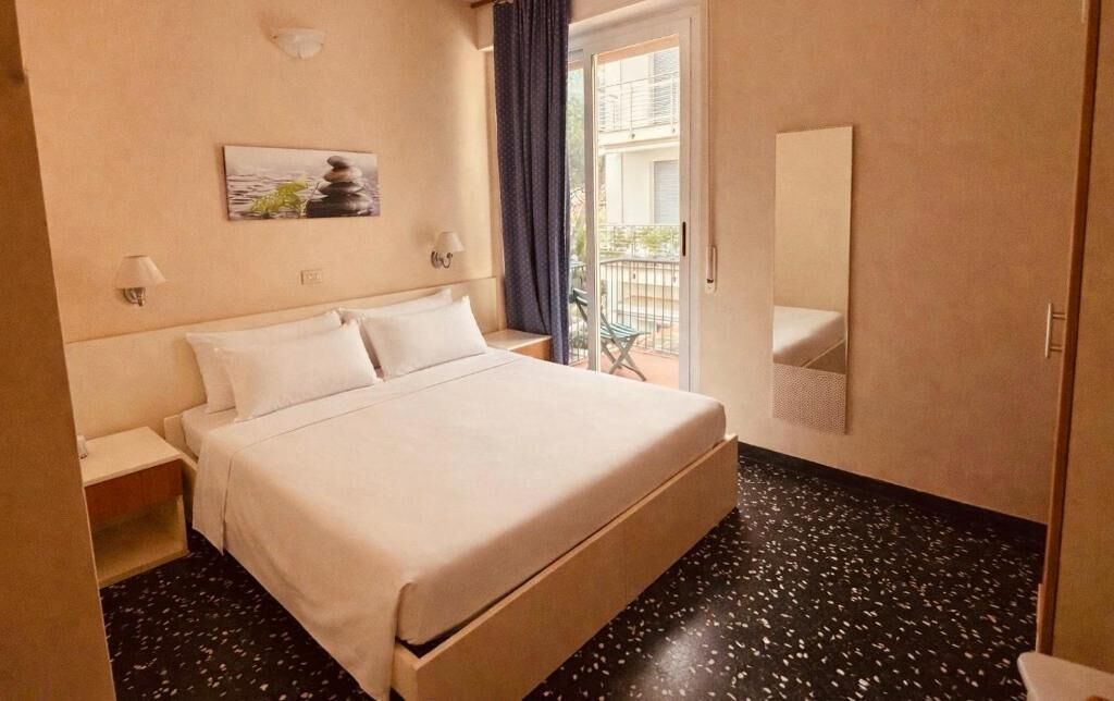 In-room safe, desk, free WiFi