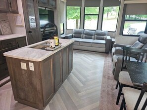 Living area - The Ultimate 3br RV secluded Basecamp! (Royal)