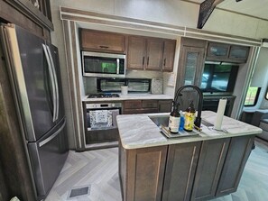 Private kitchen - The Ultimate 3br RV secluded Basecamp! (Royal)
