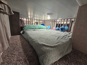 Room - The Ultimate 3br RV secluded Basecamp! (Royal)