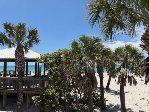 Port Charlotte Getaway 4BR • Sleeps 8 • BBQ • Near Englewood Beach