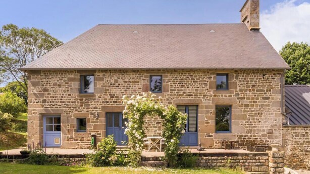 A stone house with a pitched roof, two visible windows, and a door. - Historic house, parking, pets welcome (MONTBRAY)