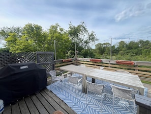 Outdoor dining - 3BR Renovated beach house in Montauk minutes from ocean & Downs golf/pool/tennis (Montauk)