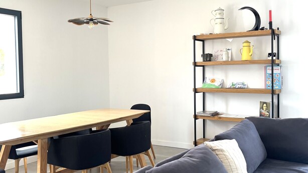 Un espacio moderno para vivir con comedor, sofá y estantería.