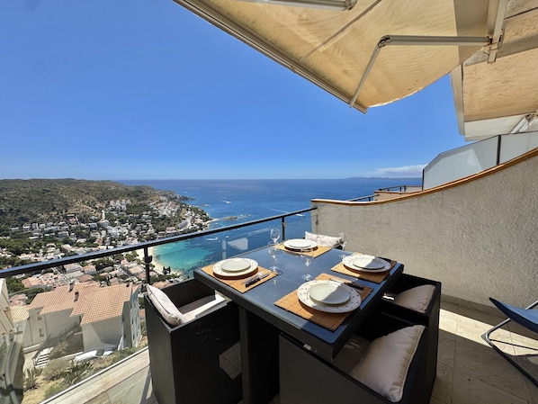 Outdoor dining - Apartment, sea view - 4 guests (Roses)
