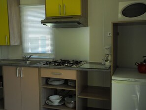 Wasserkocher mit Kaffee-/Teezubehör, Kühlschrank, Mikrowelle