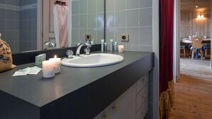 A bathroom with a large mirror, a white sink, and a red curtain. - Ski-in/ski-out apartment, view - 4 guests (Courchevel)