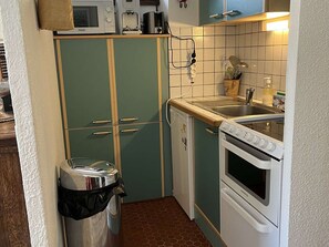 Kaffetrakter/tekoker, kjøleskap, mikrobølgeovn og ovn