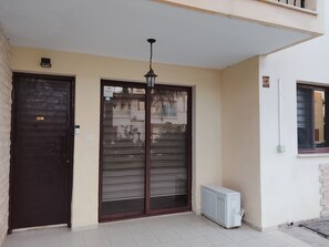 Exterior detail - 2-bedroom apartment in superb Oroklini with cool AC.family and pet friendly. (Oroklini)