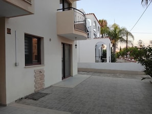 Exterior detail - 2-bedroom apartment in superb Oroklini with cool AC.family and pet friendly. (Oroklini)
