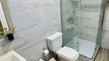 Deluxe Double or Twin Room, Patio, Garden View | Bathroom