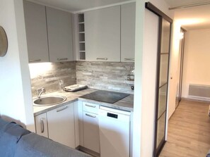 Coffee/tea maker, microwave, stovetop, dishwasher - Quiet mezzanine chalet at The Hamlet - 6 guests (Isola 2000)