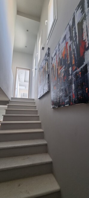 Eine Treppe führt zu einem Raum mit Blick auf den Himmel.