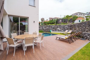 Outdoor dining - Vrbo Property (Seixal)
