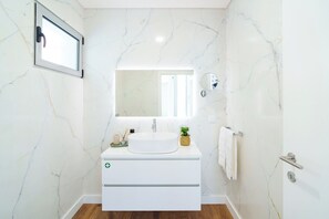 Bathroom - Vrbo Property (Seixal)
