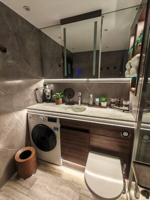 Shower, hair dryer, bidet, towels - Luxury apartment in the heart of Luton (Luton)