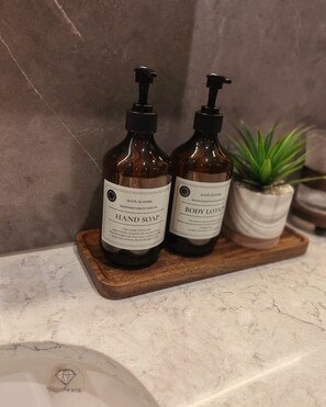Shower, hair dryer, bidet, towels - Luxury apartment in the heart of Luton (Luton)