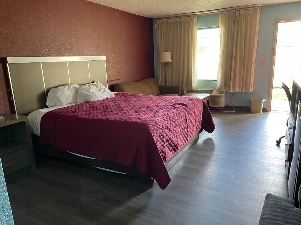 In-room safe, WiFi (free), bed sheets