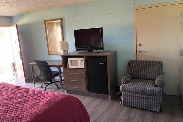 In-room safe, WiFi (free), bed sheets