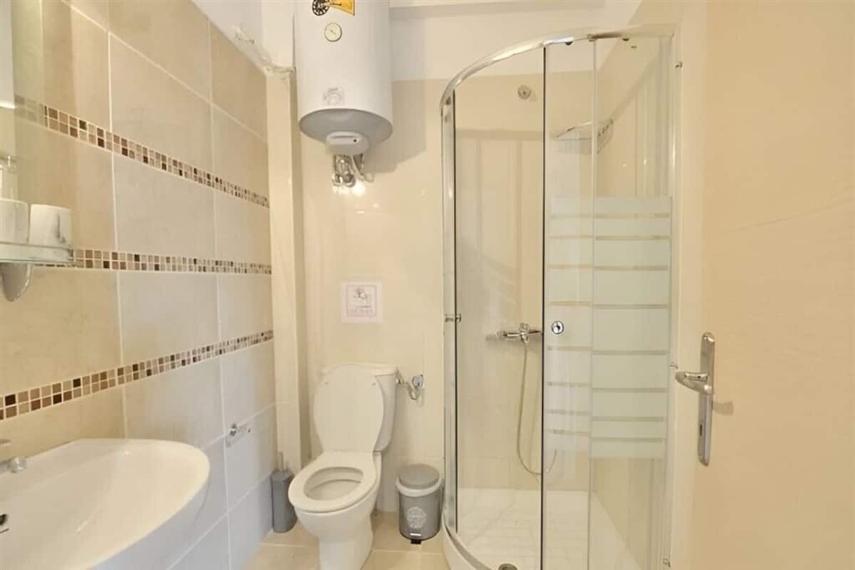 Studio Classique, balcon | Salle de bain | Douche, serviettes fournies, savon, shampoing