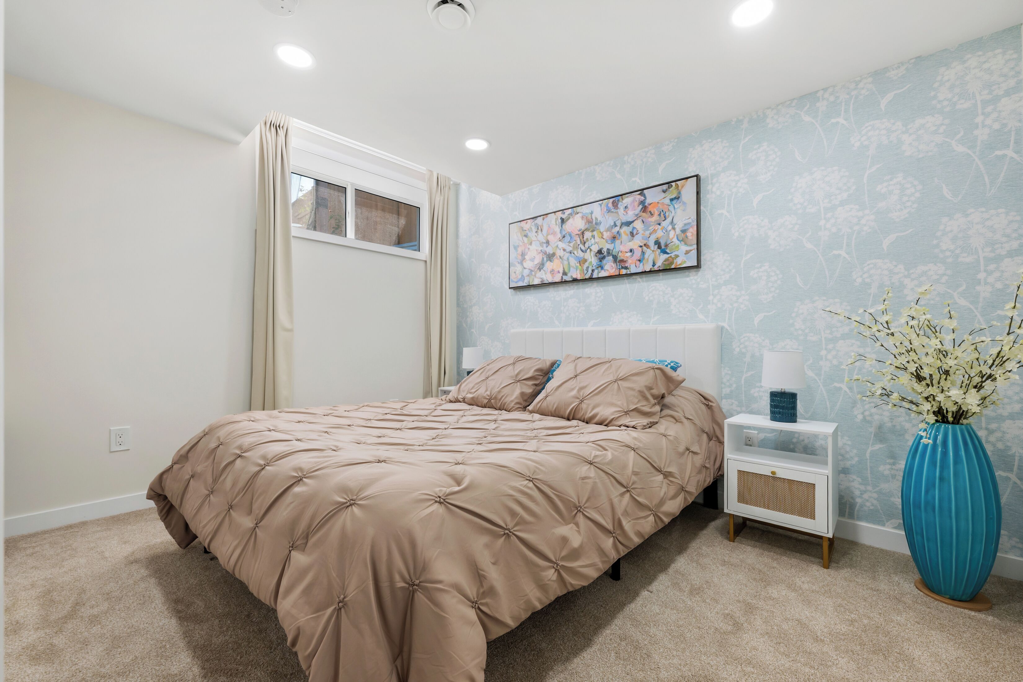 1 habitación, escritorio, tabla de planchar con plancha y cuna de viaje 