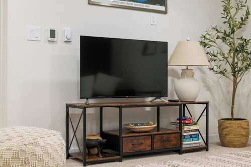Pristine Suite Near Fish Creek Park & Horse Events (500 Mbps WiFi + Workspace)