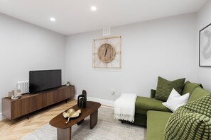 Living area - Conveniently Situated - Luxuriously Furnished! (London)