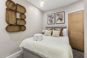 Room - Conveniently Situated - Luxuriously Furnished! (London)