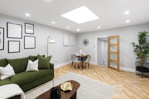 Interior - Conveniently Situated - Luxuriously Furnished! (London)