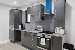 Private kitchen - Conveniently Situated - Luxuriously Furnished! (London)
