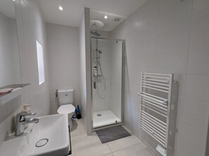 Douche, sèche-cheveux, serviettes fournies
