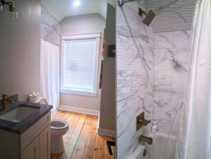 Een douche, handdoeken, toiletpapier