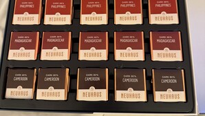 Neuhaus-suklaakonvehtien tarjoilulautanen, jossa on useita eri makuja ja kaakaopitoisuuksia.