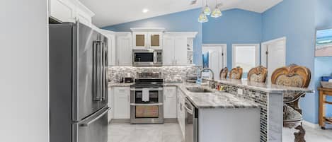 Condo, 2 Queen Beds (The Flying Mermaid) | Private kitchen