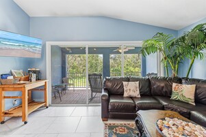 Condo, 2 Queen Beds (The Flying Mermaid) | Living area