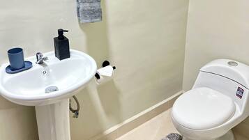 Toallas, jabón, papel higiénico