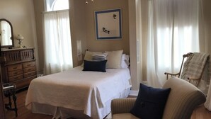 Room - The Chessie Room - Historic Boutique Stay at Heritage Station (Huntington)