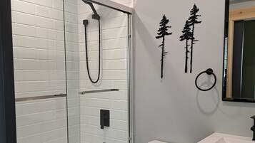 Douche, séchoir à cheveux, serviettes fournies, papier de toilette
