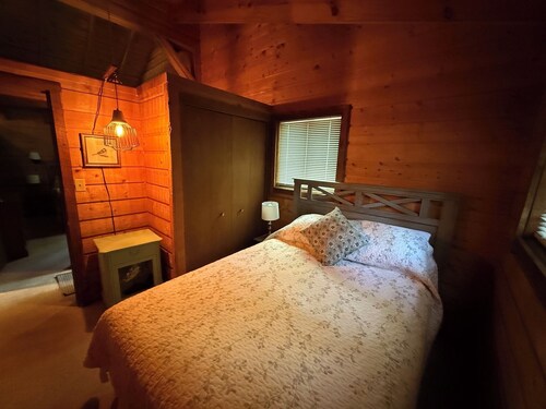 Cozy Wood Cabin Getaway, Steps from River, 1 mi to Crystal Mtn Resort, Free Wifi