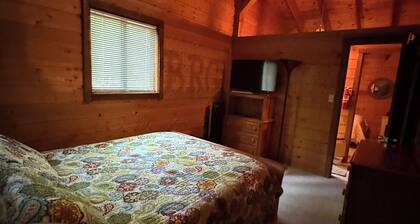 Cozy Wood Cabin Getaway, Steps from River, 1 mi to Crystal Mtn Resort, Free Wifi