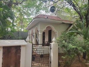 Signature House, Mountain View | Garden view - Sonagiri Serene Homestay (Tiruvannamalai)