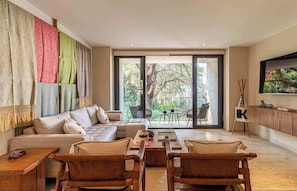 TV, offices - Villa Condesa by Kukun | 2BR Apt with private gym (Ciudad de México)