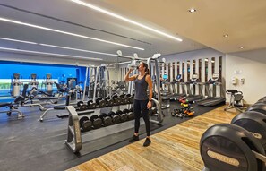 A gym with exercise equipment, treadmills, and weight racks. - Miyana by Kukun | 3BR apartment (Ciudad de México)