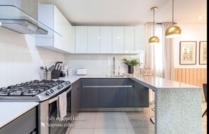 Wasserkocher mit Kaffee-/Teezubehör, Kühlschrank, Mikrowelle, Ofen