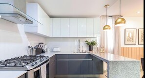 Wasserkocher mit Kaffee-/Teezubehör, Kühlschrank, Mikrowelle, Ofen