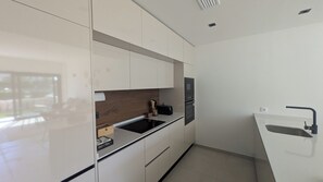 Wasserkocher mit Kaffee-/Teezubehör, Kühlschrank, Mikrowelle, Ofen