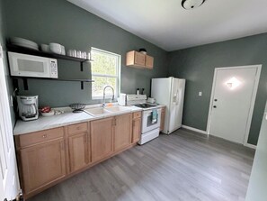 Coffee/tea maker, fridge, microwave, oven